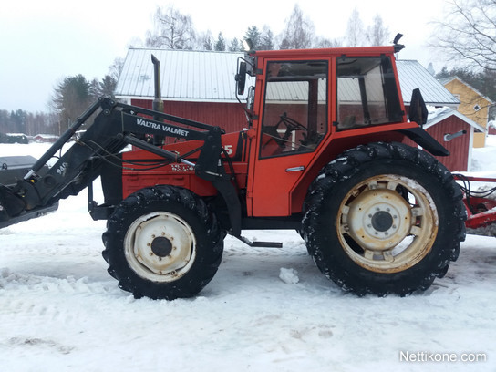 Neliveto traktori etukuormaajalla