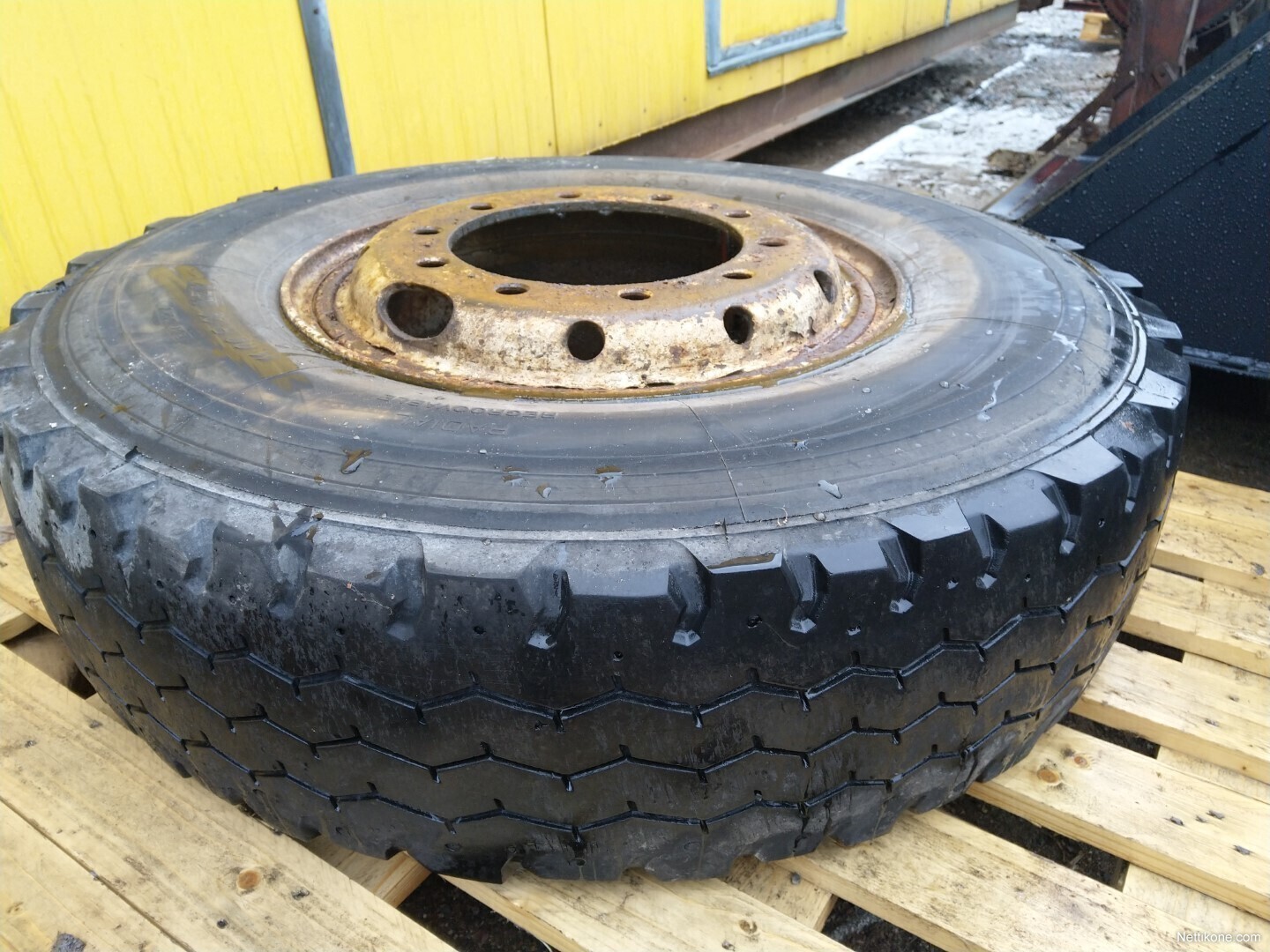 michelin-kuorma-auton-renkaat-11-00x20-kuorma-autot-nettikone